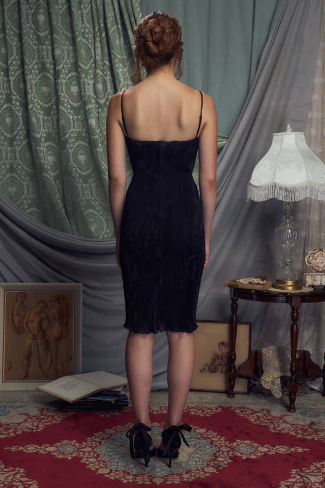 The Black Iris Pleated Midi Elbise