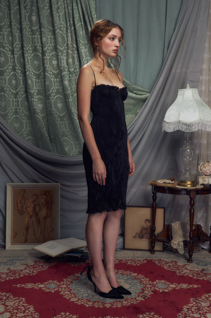 The Black Iris Pleated Midi Elbise